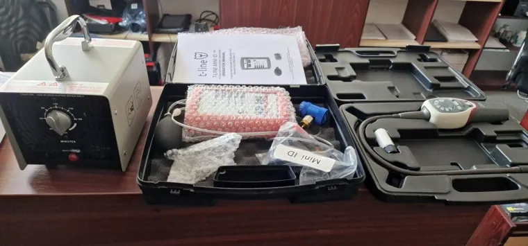 Vybavení pro desinfekci ozonem a detekci úniku náplně